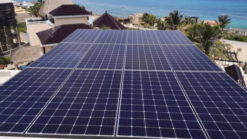 Sistema de paneles solares instalado frente al Caribe mexicano, como referencia del potencial de la energía renovable en Quintana Ro