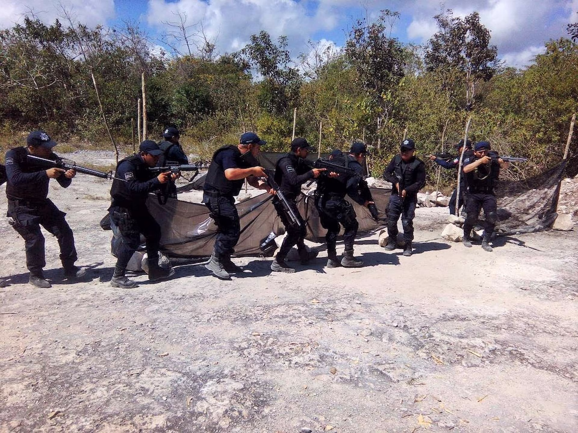Policías de Tulum realizan ejercicios de capacitación operativa en campo.