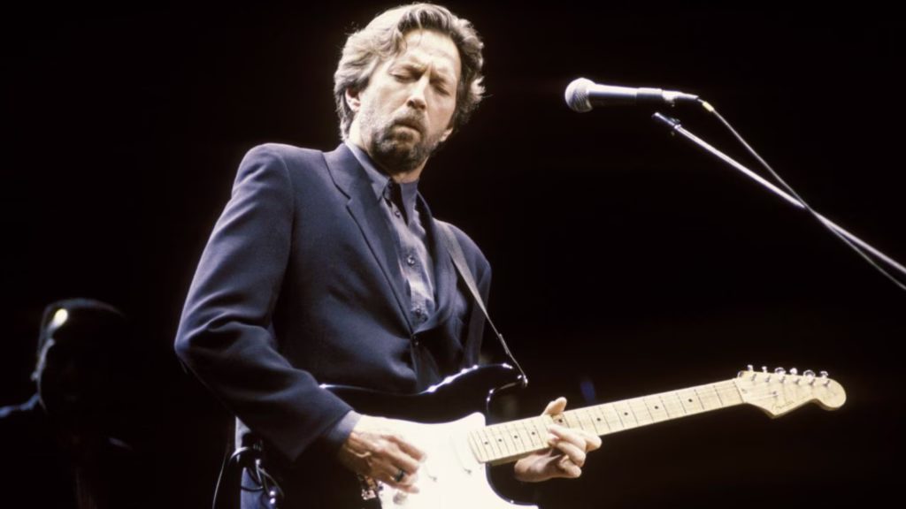 Eric Clapton interpreta Tears in Heaven, canción que compuso en memoria de su hijo Conor.
