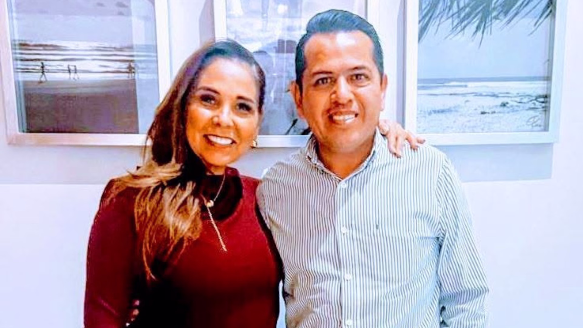 Erick Sánchez Córdova posa acompañado durante un encuentro en un espacio interior.