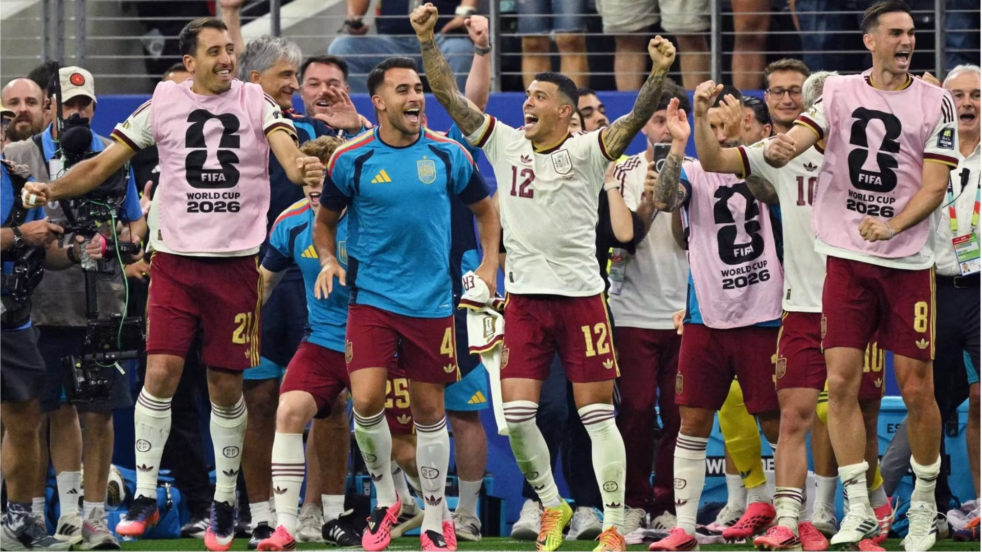 Pedro Porro celebra el pase de España a la final