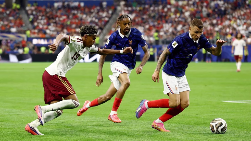 Jugadores de España y Francia disputan el balón durante la semifinal del Mundial 2026