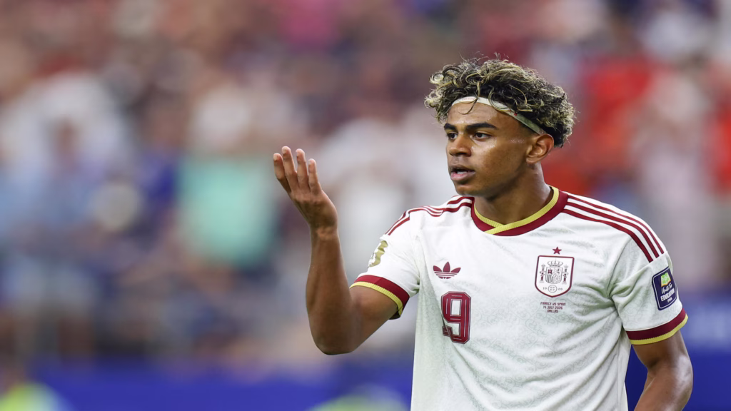 Lamine Yamal gesticula durante un partido de la selección de España en el Mundial 2026.