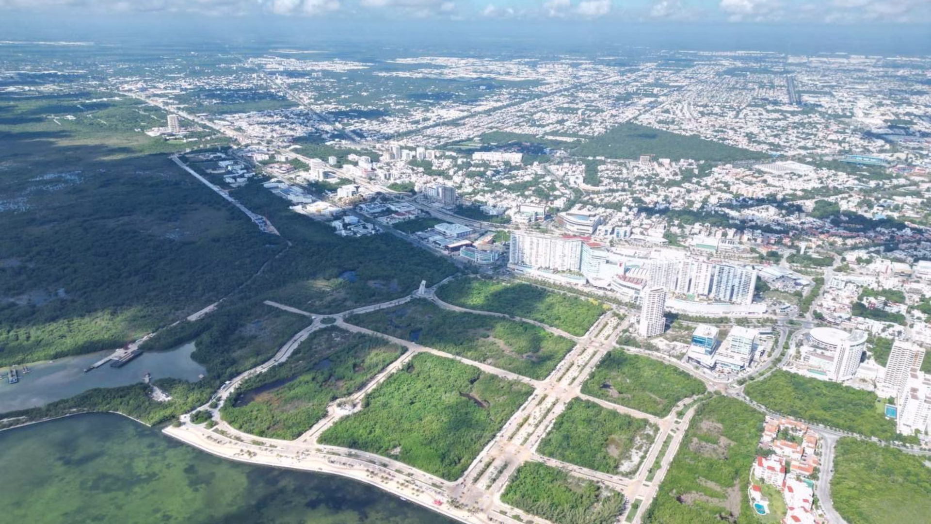 Vista aérea de la expansión inmobiliaria de Cancún sobre reservas territoriales y zonas de crecimiento urbano en Quintana Roo.