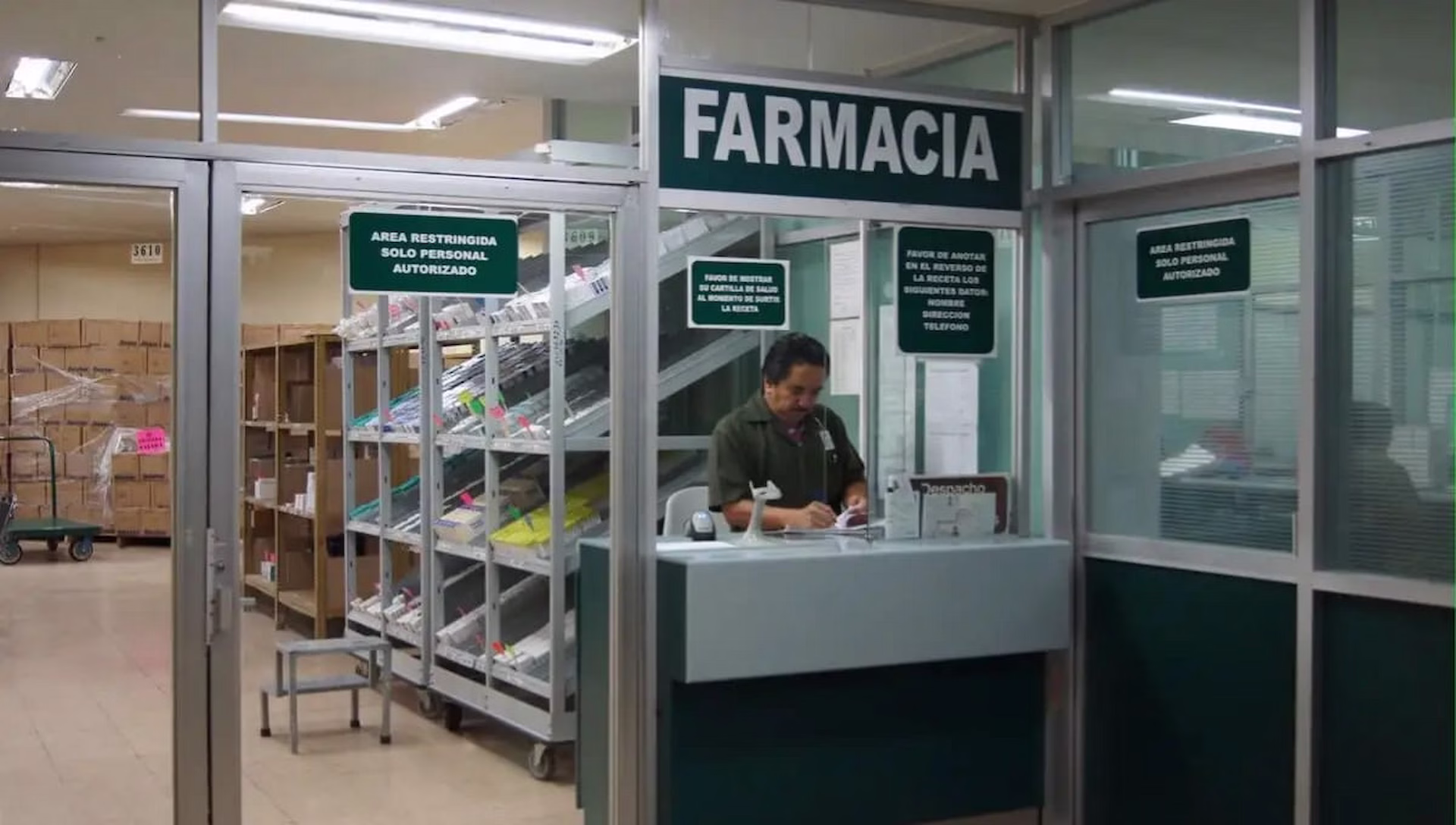 Área de farmacia con medicamentos, en el contexto de problemas de disponibilidad de fármacos documentados en el sistema público de salud.