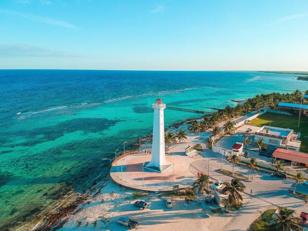 Faro y litoral turístico de Mahahual
