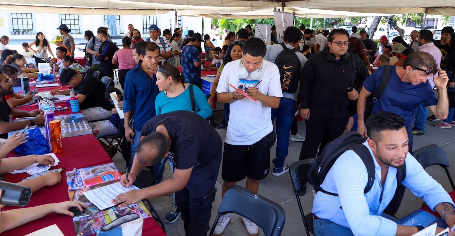 Personas participan en una jornada de contratación con vacantes disponibles en Cancún.