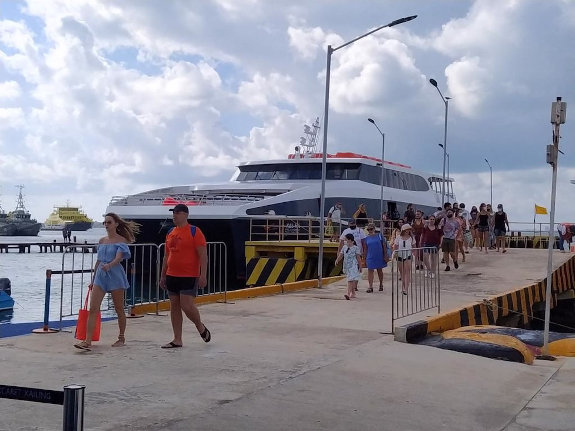 Ferry a Isla Mujeres desde la Zona Hotelera de Cancún, ruta utilizada por turistas y residentes durante la temporada vacacional.