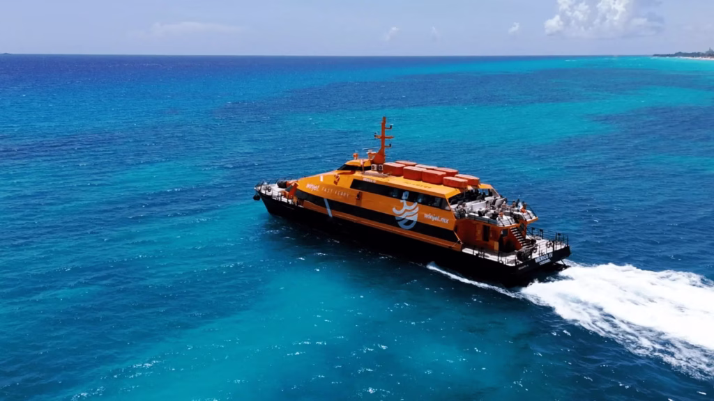 Ferry de Winjet navega por la ruta entre Playa del Carmen y Cozumel