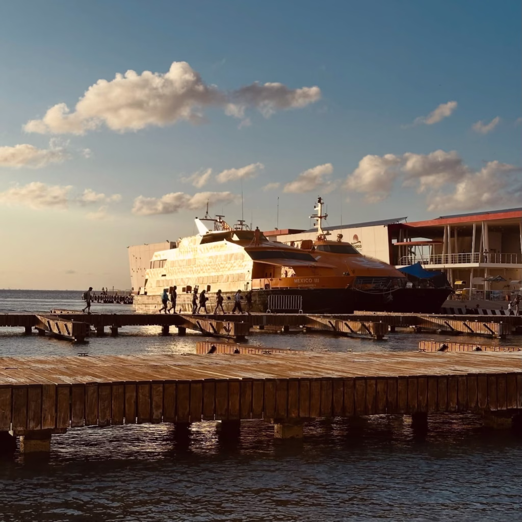 Ferry de Winjet permanece atracado en la terminal marítima de Cozumel
