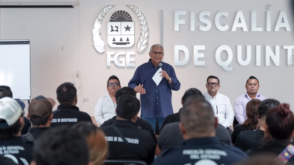 Raciel López Salazar encabeza una reunión con personal de la Policía de Investigación de Quintana Roo.