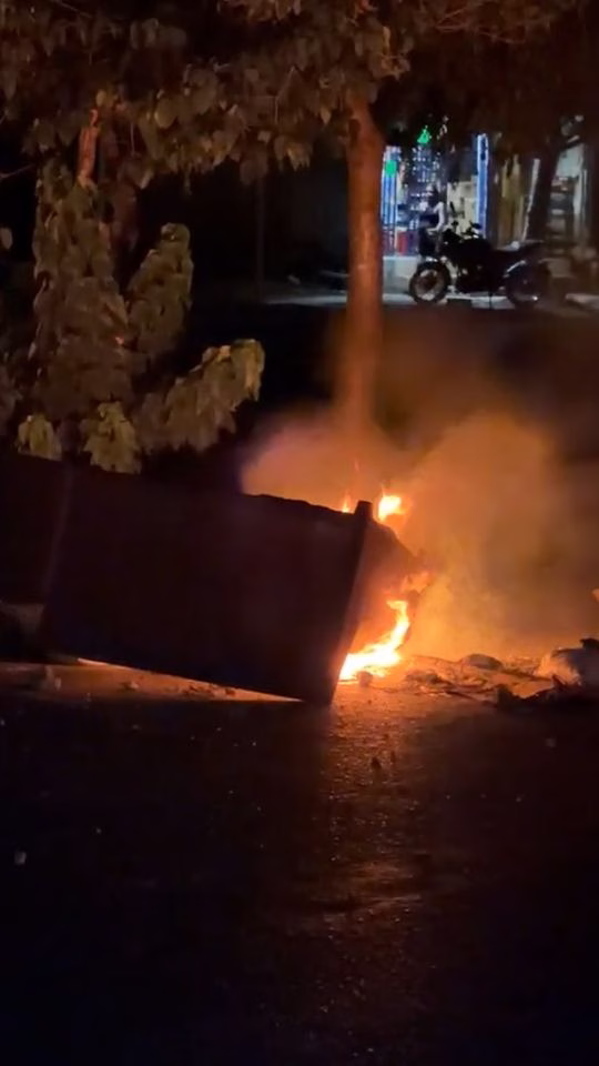 Fogata encendida durante el bloqueo en avenida CTM por vecinos afectados por los apagones en Playa del Carmen.