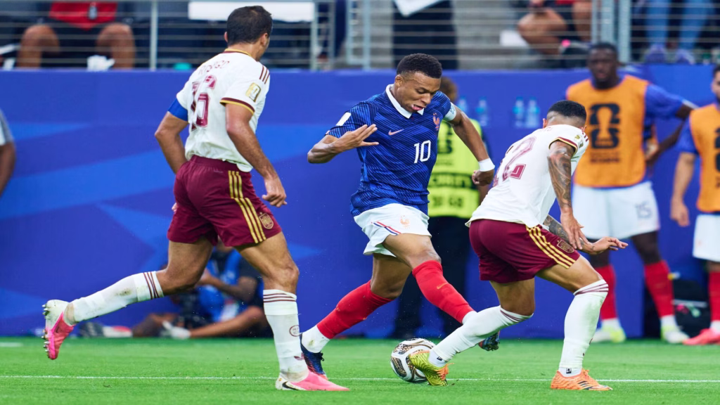 Kylian Mbappé avanza con el balón ante jugadores de la selección de España durante el Mundial 2026.