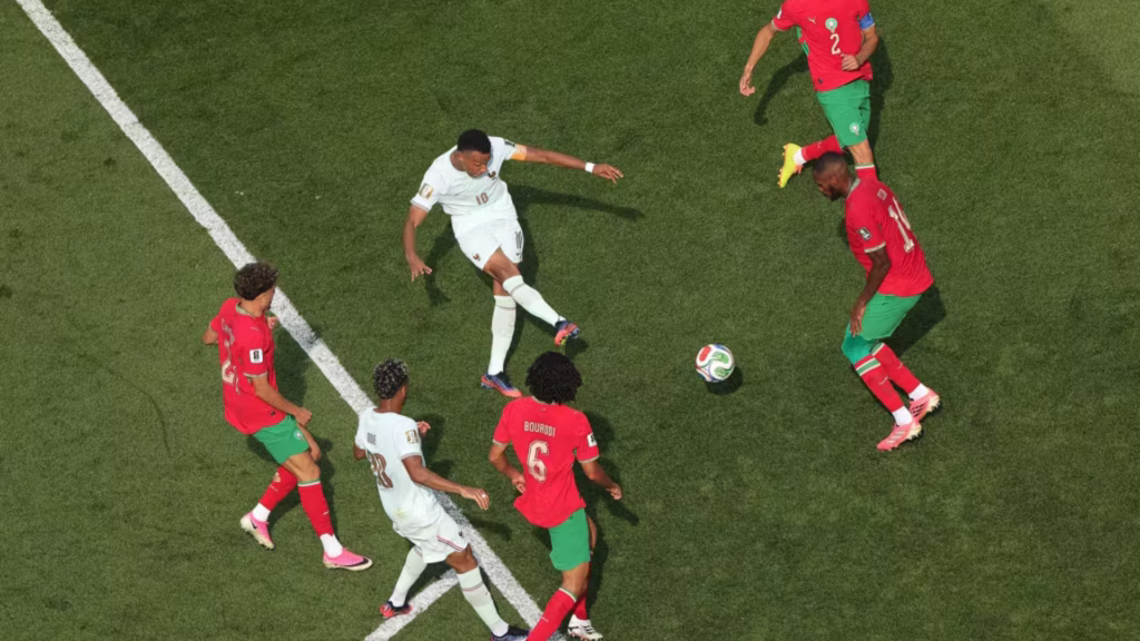 Jugador de Francia remata ante varios defensores de Marruecos durante los cuartos de final del Mundial 2026.
