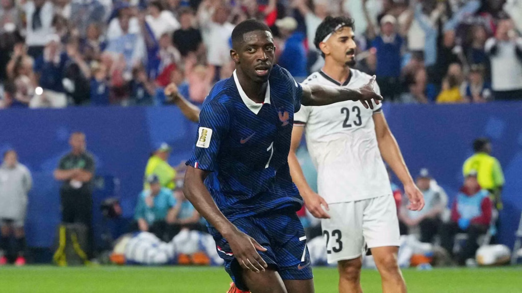 Ousmane Dembélé conduce el balón con la selección de Francia durante un partido del Mundial 2026.