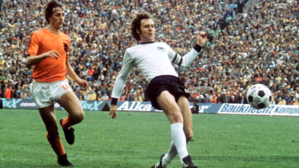 Franz Beckenbauer disputa un partido con la selección de Alemania durante su trayectoria mundialista.