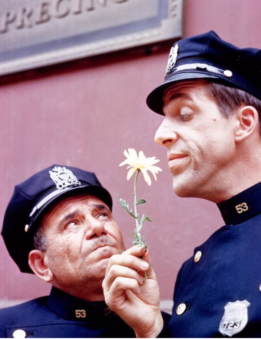 Fred Gwynne interpreta a Herman Munster en una escena de la televisión clásica estadounidense.