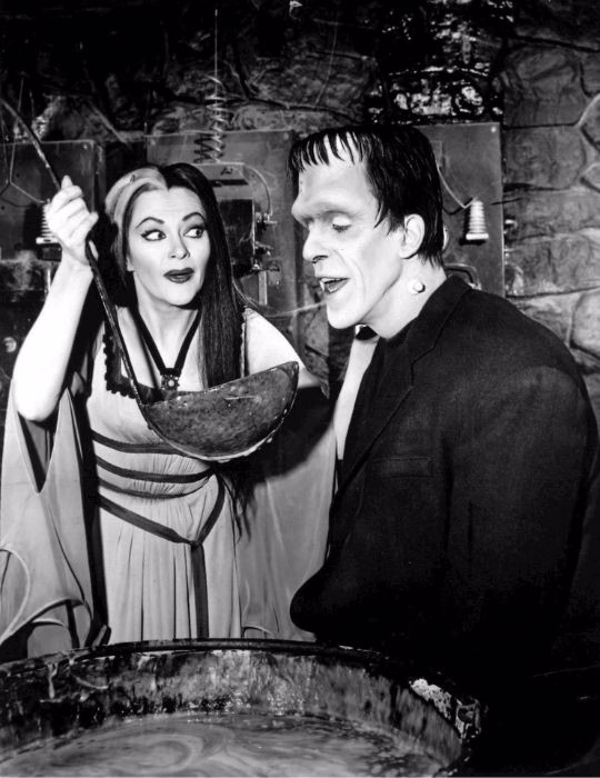 Fred Gwynne e Yvonne De Carlo en una escena de la serie The Munsters.