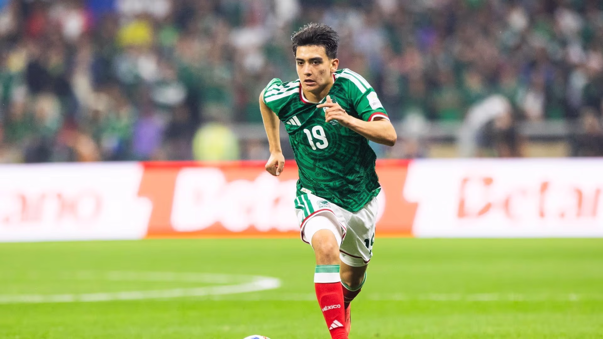 Gilberto Mora en acción con la Selección Mexicana durante el Mundial 2026, como una de las promesas mexicanas rumbo a Europa