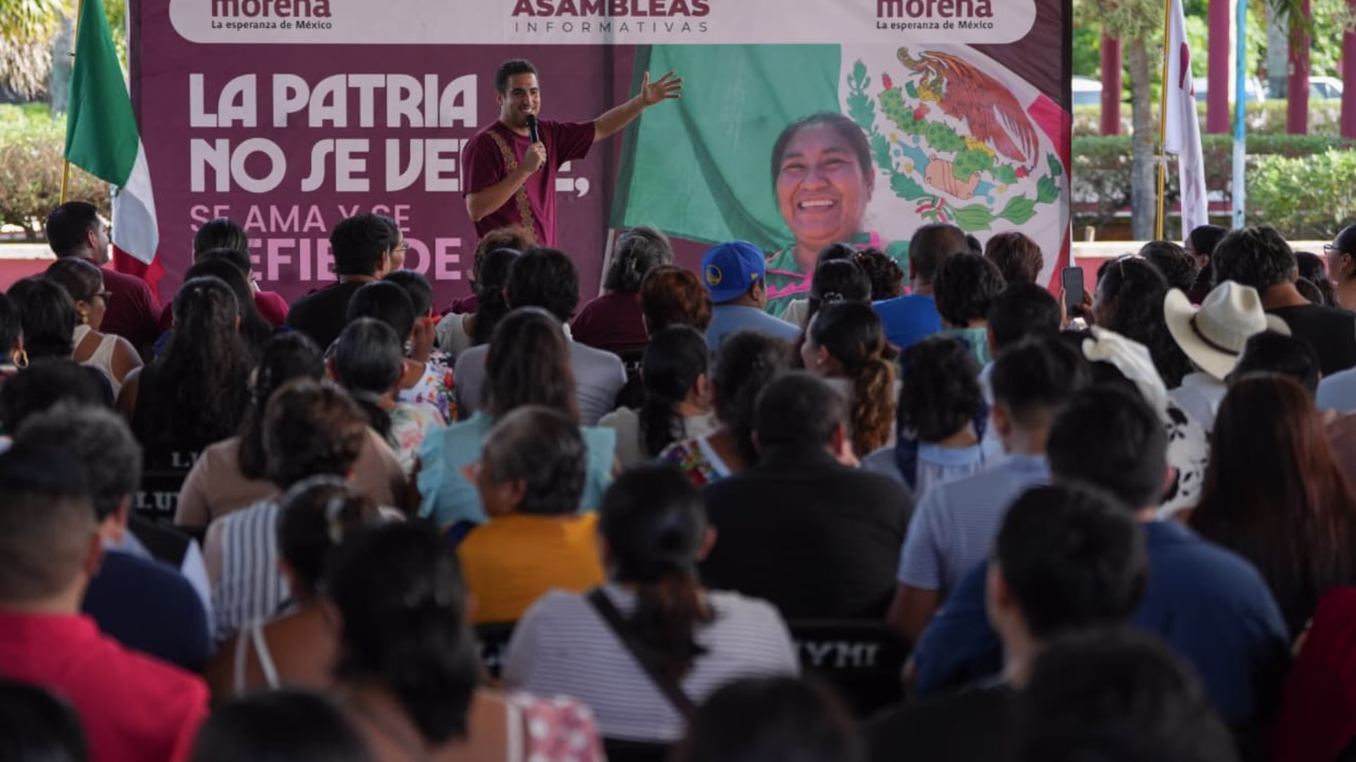 Gino Segura dirige un mensaje durante la asamblea informativa de Morena realizada en Kantunilkín.