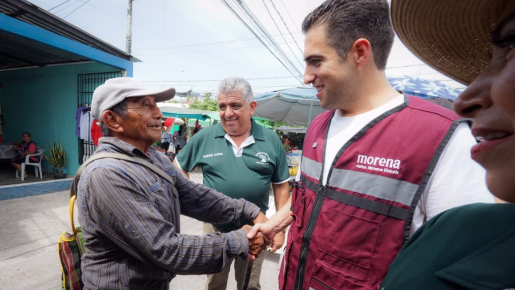Gino Segura conversó con ciudadanos y comerciantes durante su visita al tianguis de la Región 228.