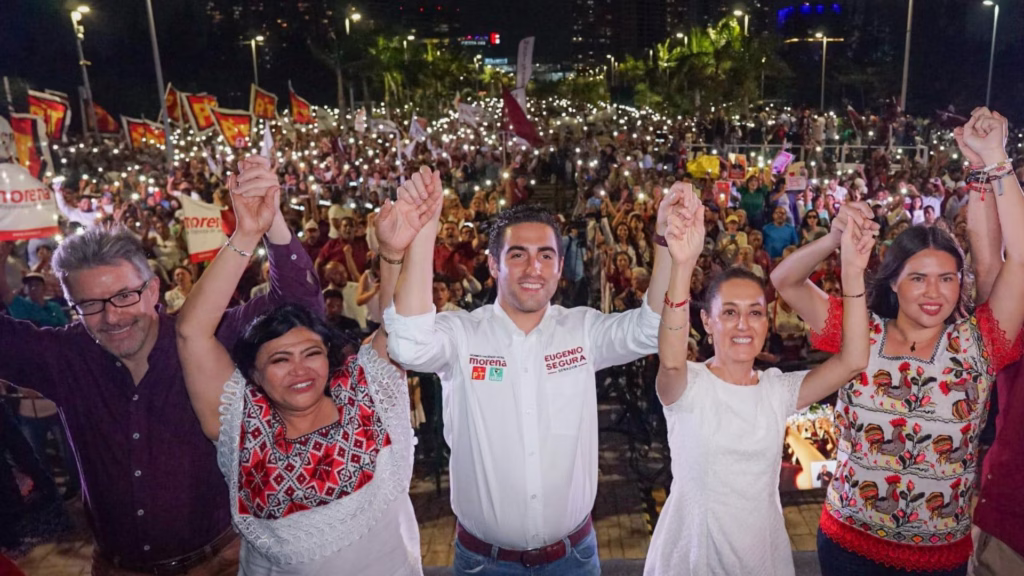 Gino Segura participa en un evento político acompañado por liderazgos de Morena en Quintana Roo.