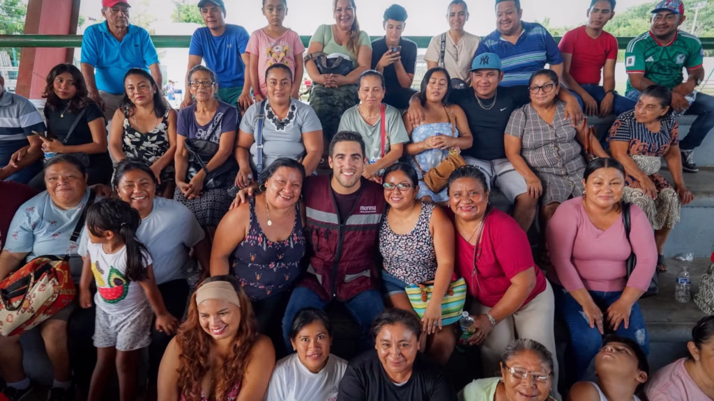 Gino Segura fortalece la estructura territorial de Morena durante un encuentro con militantes en Quintana Roo.