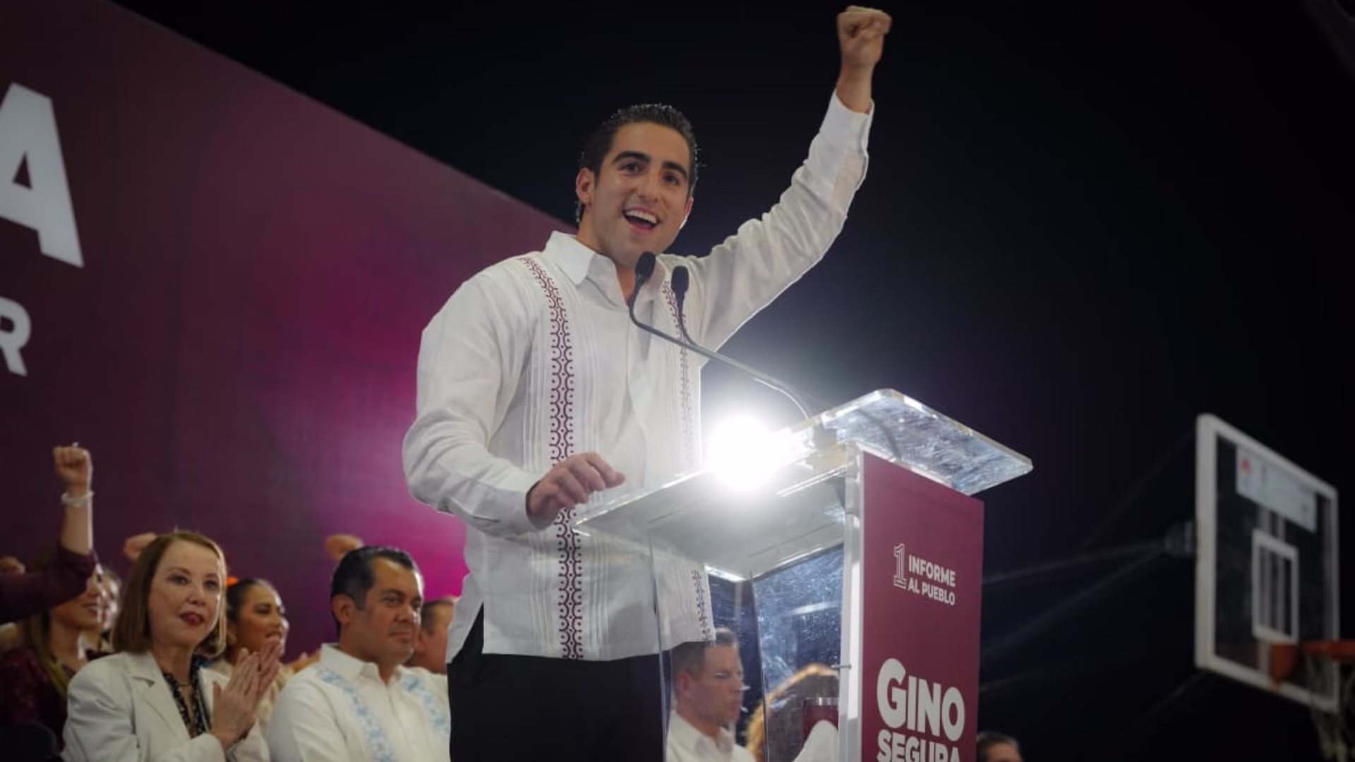 Gino Segura dirige un mensaje durante un informe público en Quintana Roo.
