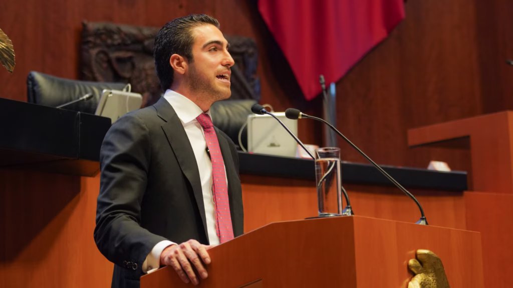 Gino Segura durante una intervención en el Senado de la República como representante de Quintana Roo.