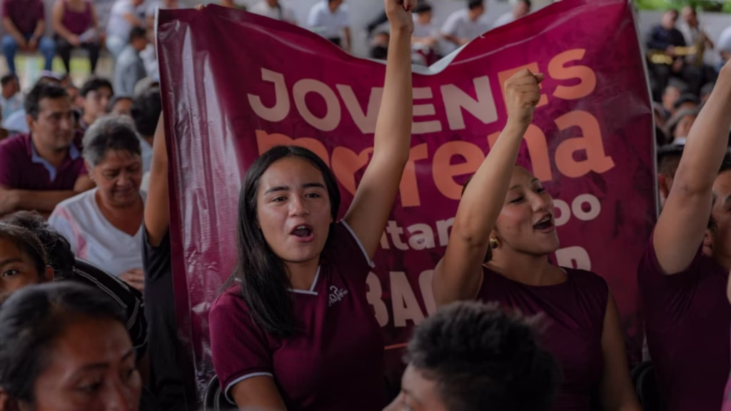 Jóvenes respaldan a Gino Segura durante una asamblea de Morena en Bacalar