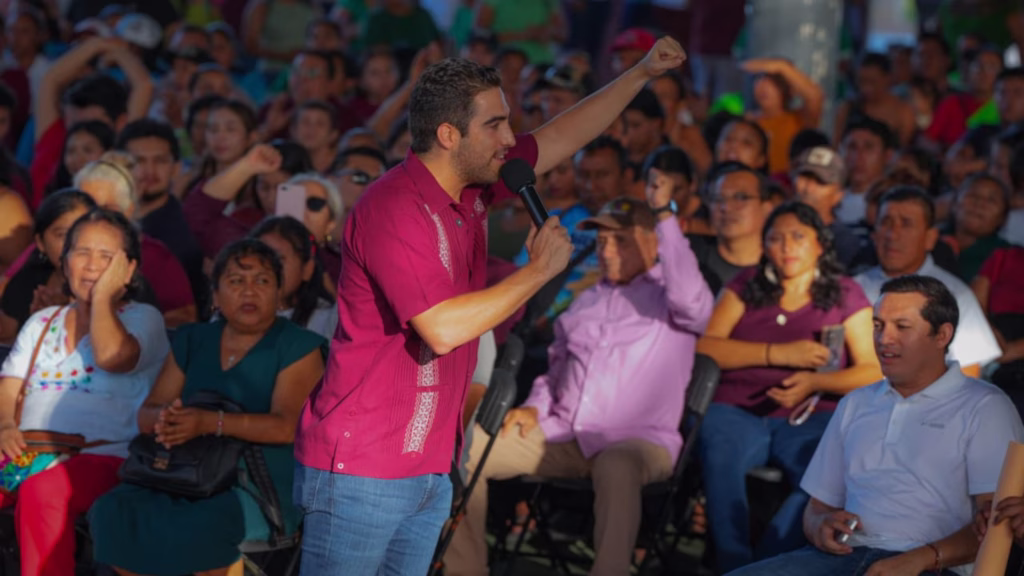 Gino Segura dirige un mensaje a militantes durante una asamblea en Bacalar