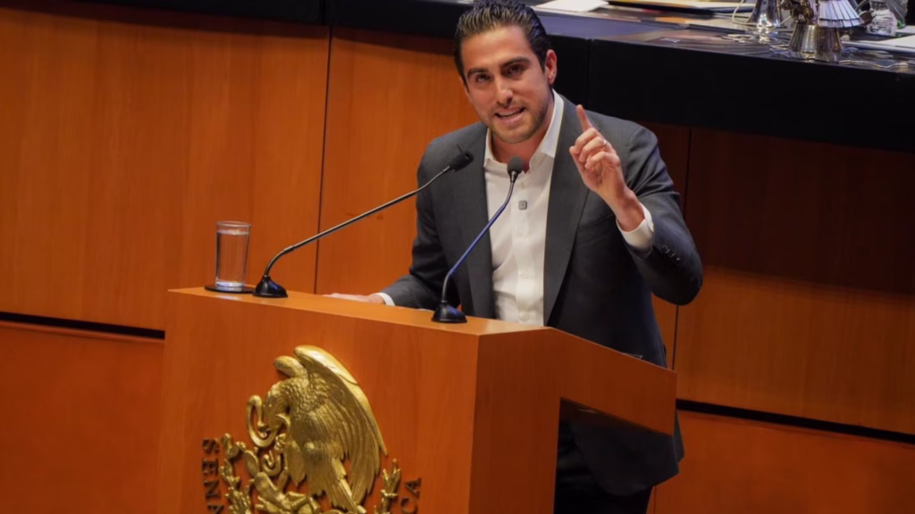 Gino Segura participa en una sesión desde la tribuna del Senado de la República.