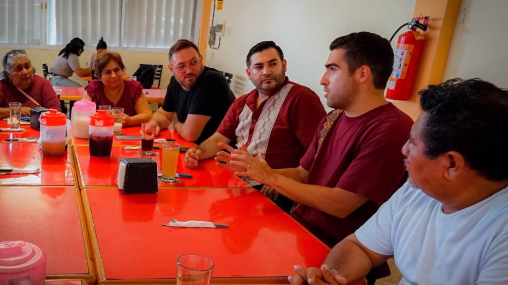 Gino Segura sostiene una reunión con militantes de Morena como parte de sus actividades territoriales en Quintana Roo.