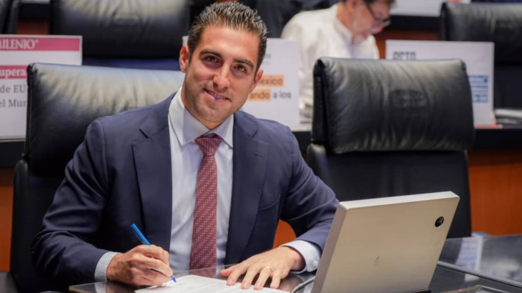 Gino Segura durante una sesión de trabajo en el pleno del Senado de la República.