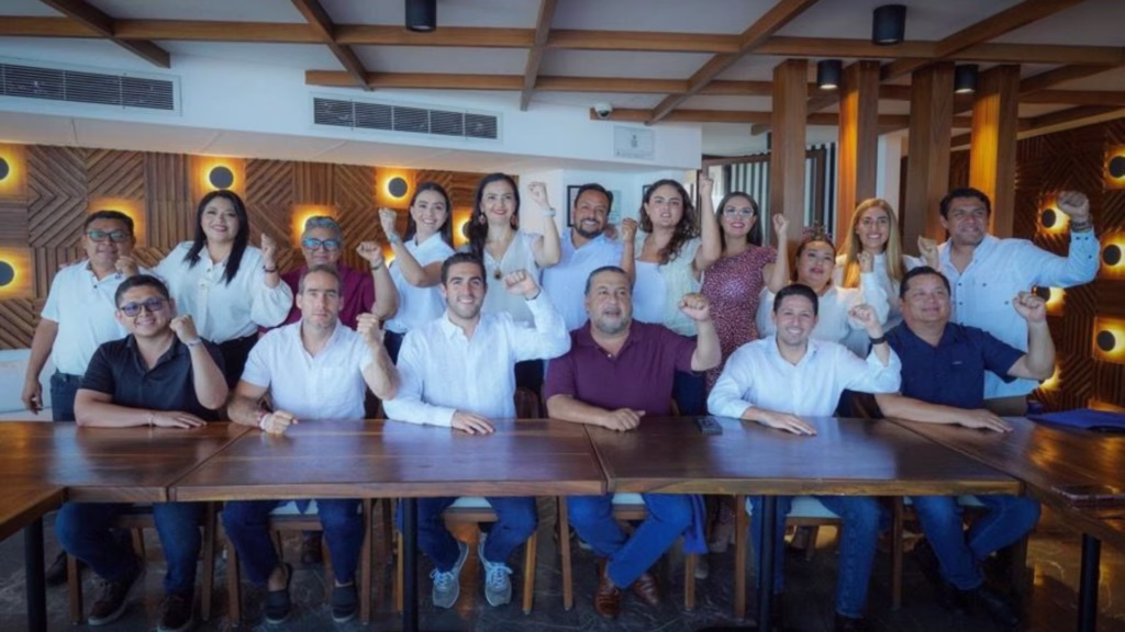 Gino Segura participa en una reunión con integrantes del bloque oficialista de Quintana Roo.