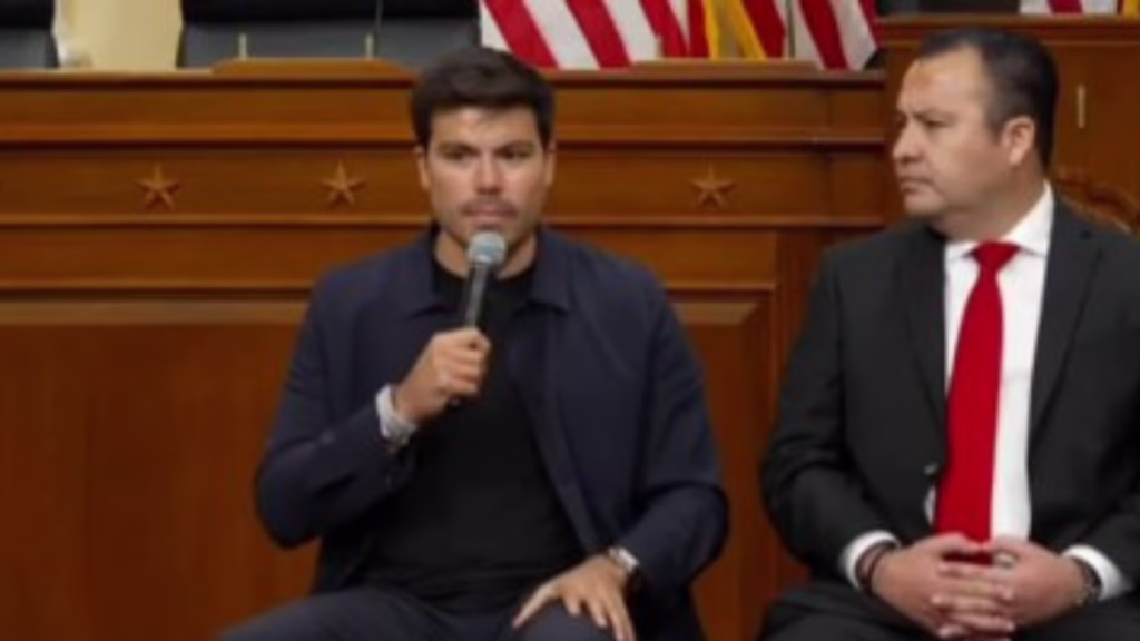 Gustavo Miranda participa en un encuentro político en un recinto de Estados Unidos.