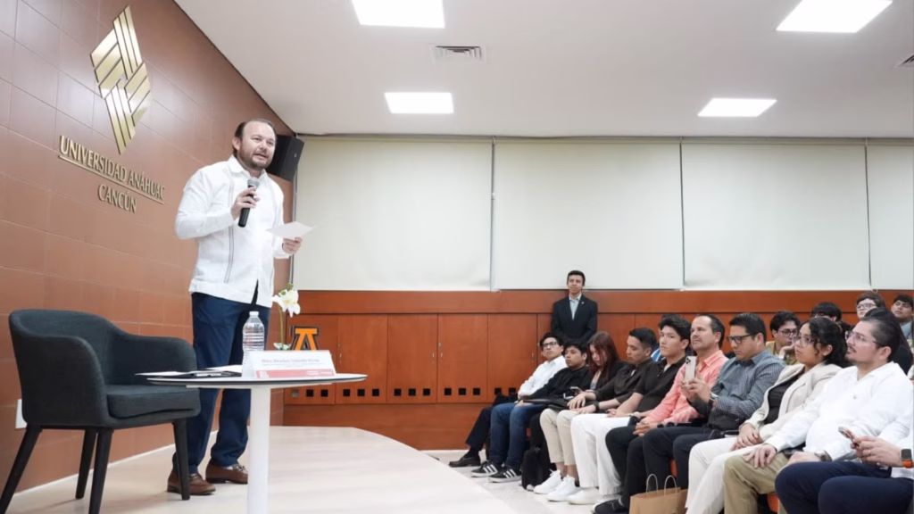 Heyden Cebada Rivas participa como ponente en una conferencia en la Universidad Anáhuac Cancún, durante una actividad académica relacionada con el Poder Judicial de Quintana Roo.
