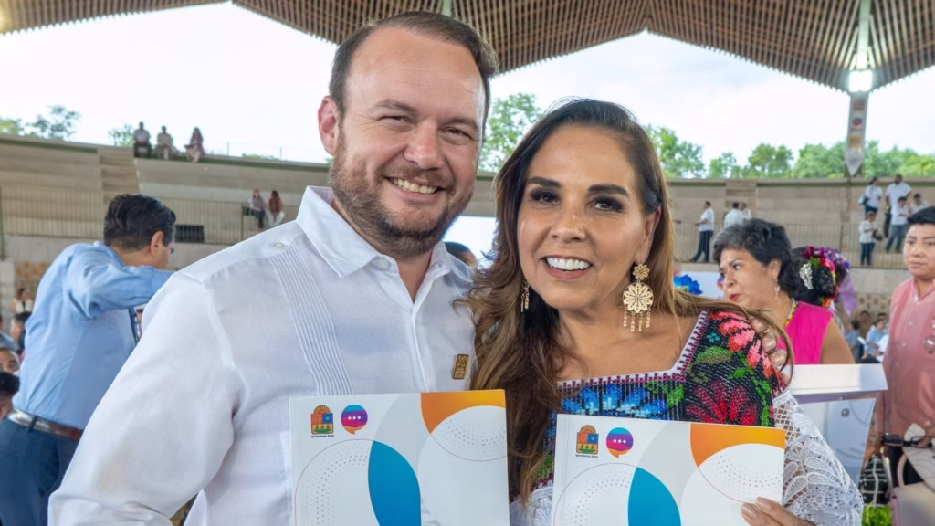 Heyden Cebada Rivas y Mara Lezama participan en un acto institucional en Quintana Roo, durante una etapa en la que ambos coincidieron en responsabilidades dentro de la administración pública estatal.