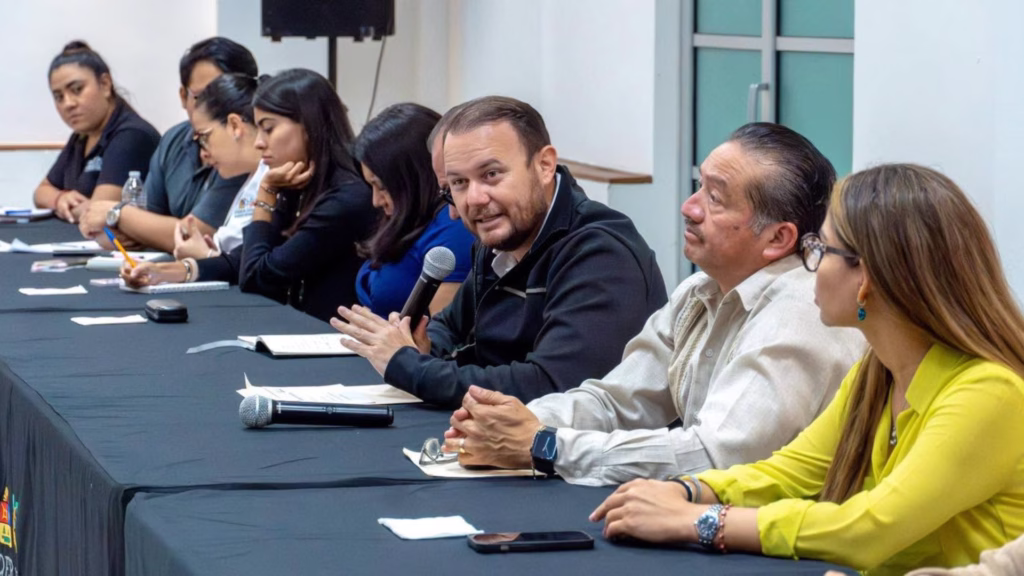Heyden Cebada Rivas participa en una reunión de trabajo con representantes de distintas instituciones, como parte de las actividades de coordinación del Poder Judicial de Quintana Roo.
