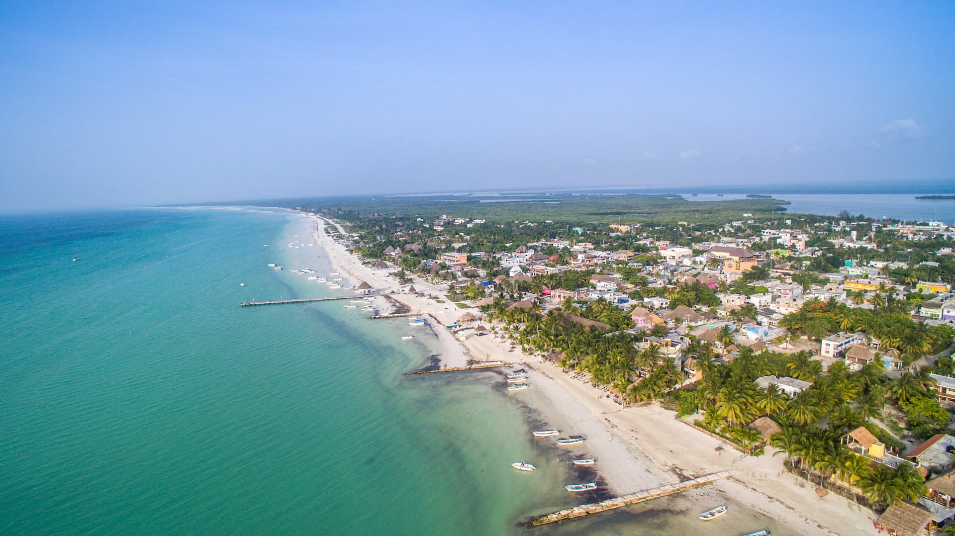 Vista aérea de Holbox, destino turístico de naturaleza incluido en el comparativo sobre el crecimiento de los Pueblos Mágicos de Quintana Roo y su desarrollo turístico sostenible.