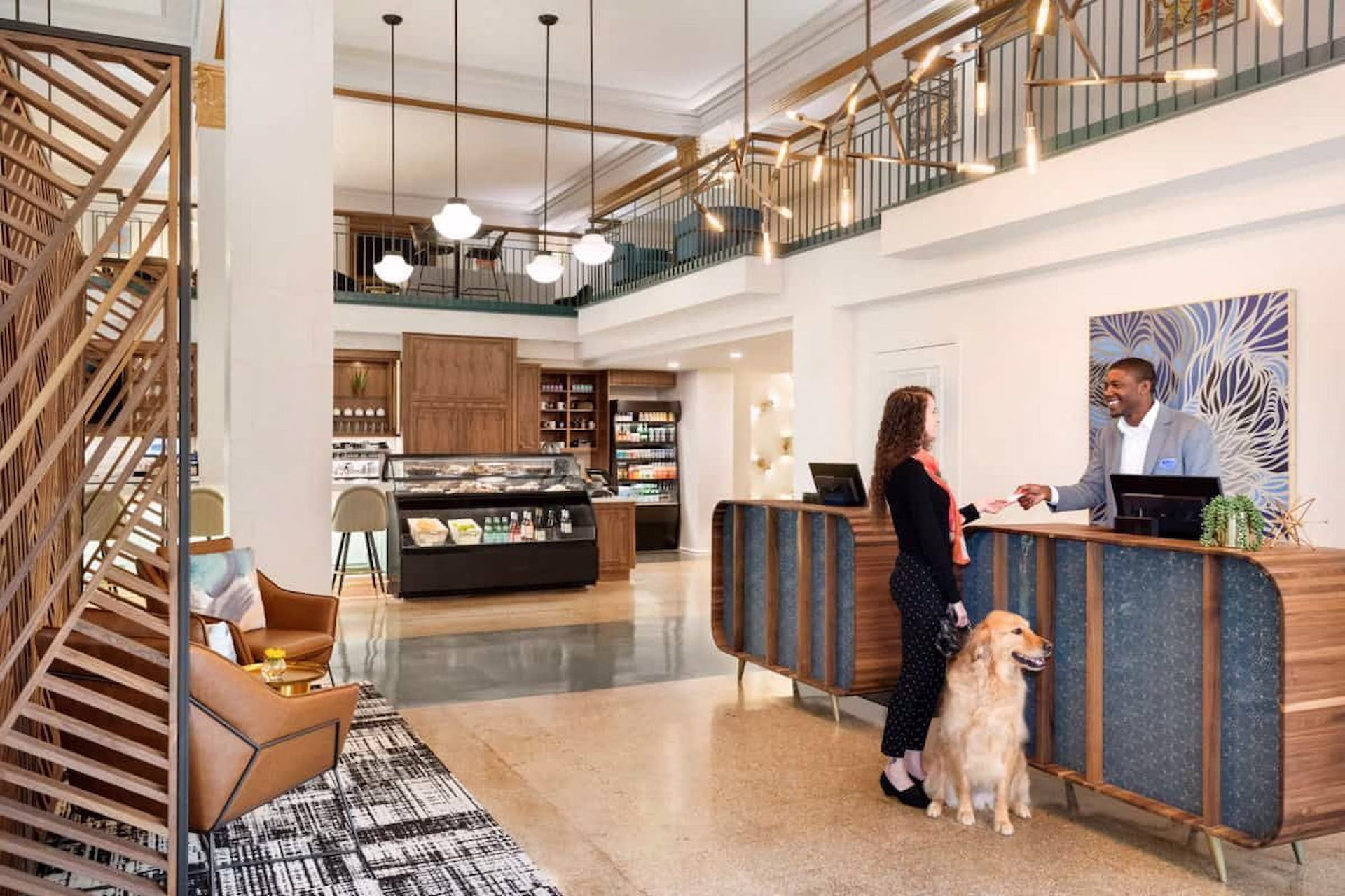 Hoteles pet friendly en México adaptan sus instalaciones para recibir mascotas bajo reglas de convivencia y seguridad.