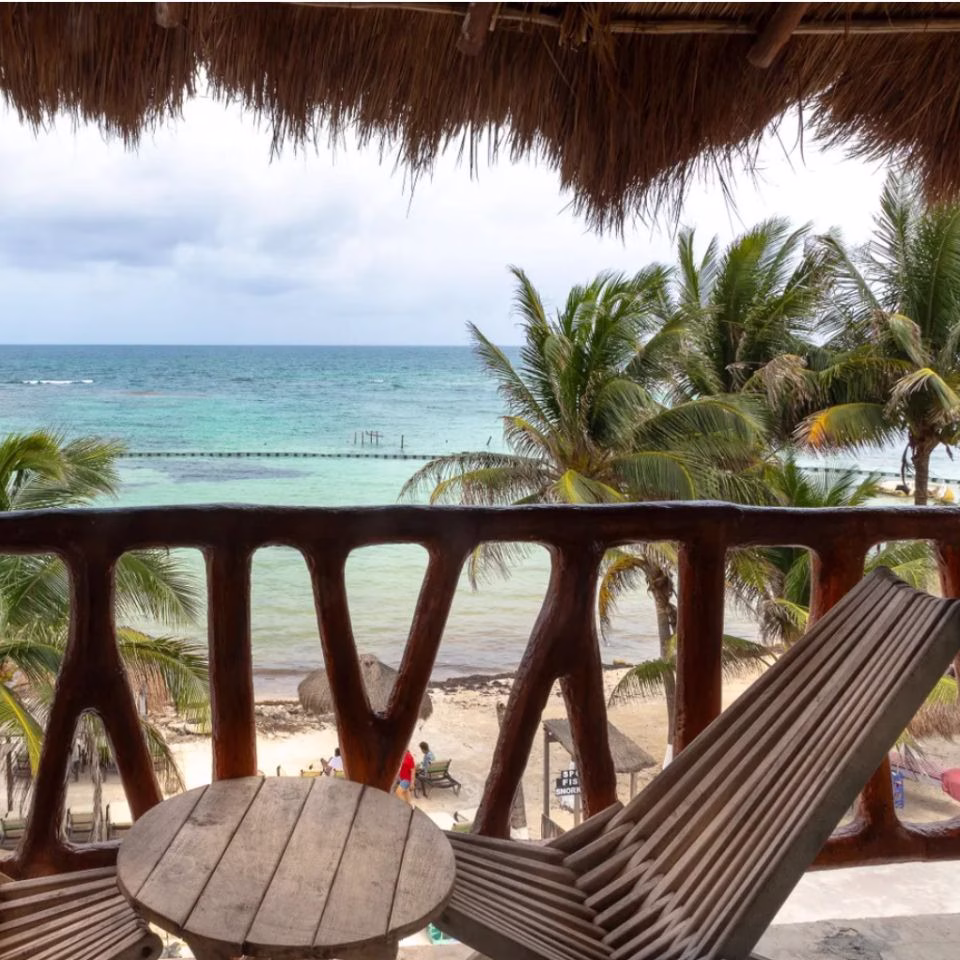 Vista al mar desde el Hotel Quinto Sole en Mahahual, destino afectado por el recale de sargazo durante 2026.