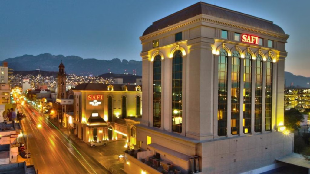 Fachada del Hotel Safi Royal Luxury Towers de Monterrey, inmueble citado en la investigación sobre el viaje de Darwin Manuel Covarrubias Góngora.