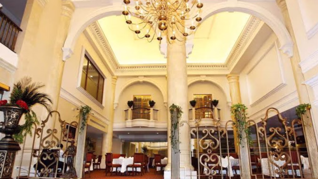 Interior del Hotel Safi Royal Luxury Towers de Monterrey, establecimiento relacionado con el contexto del viaje de Darwin Manuel Covarrubias Góngora durante el Mundial 2026.