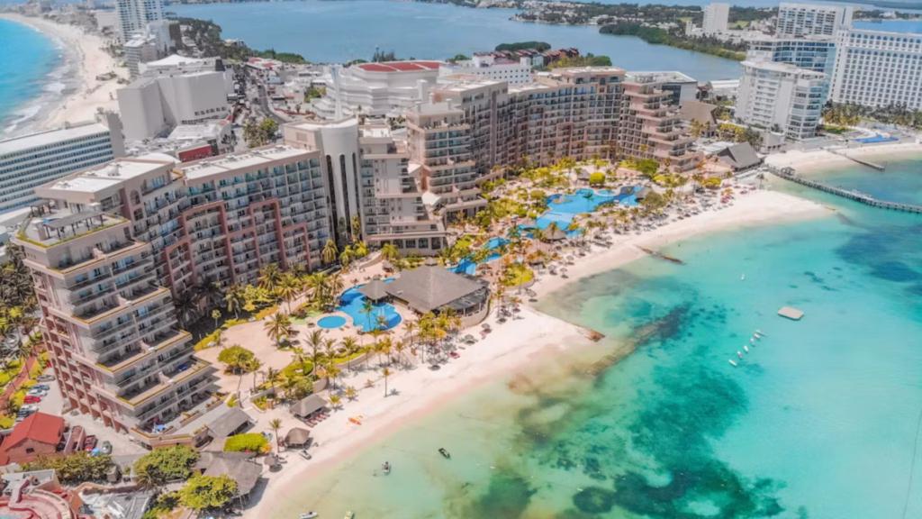 Vista aérea de hoteles en Cancún, donde el Mundial 2026 no produjo el impulso turístico esperado.