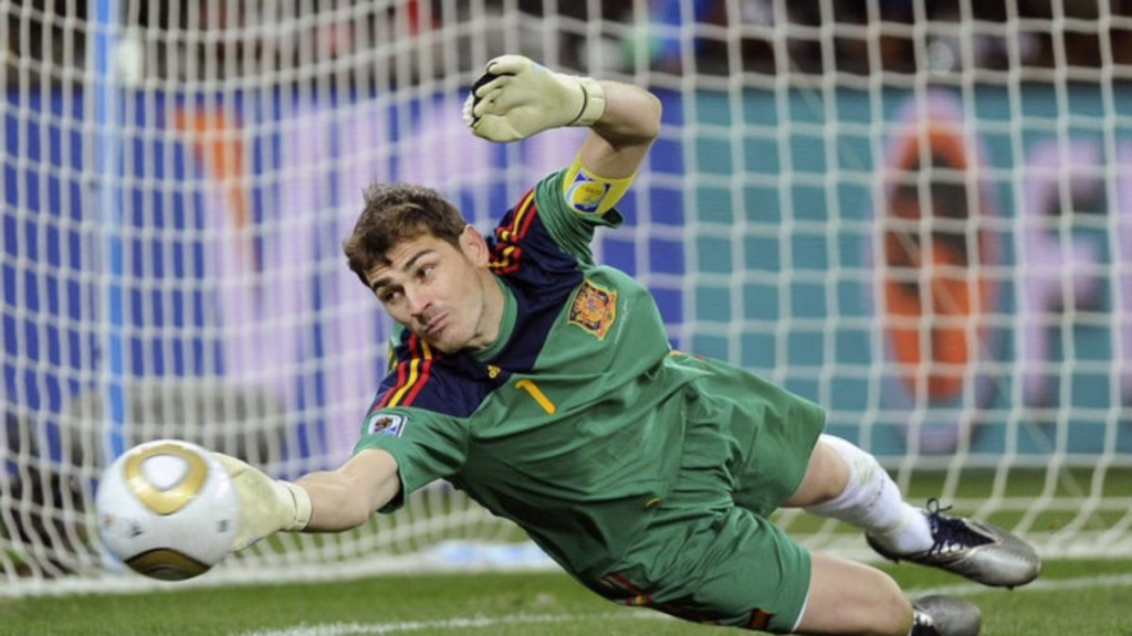Iker Casillas realiza una atajada durante un partido con la selección de España.