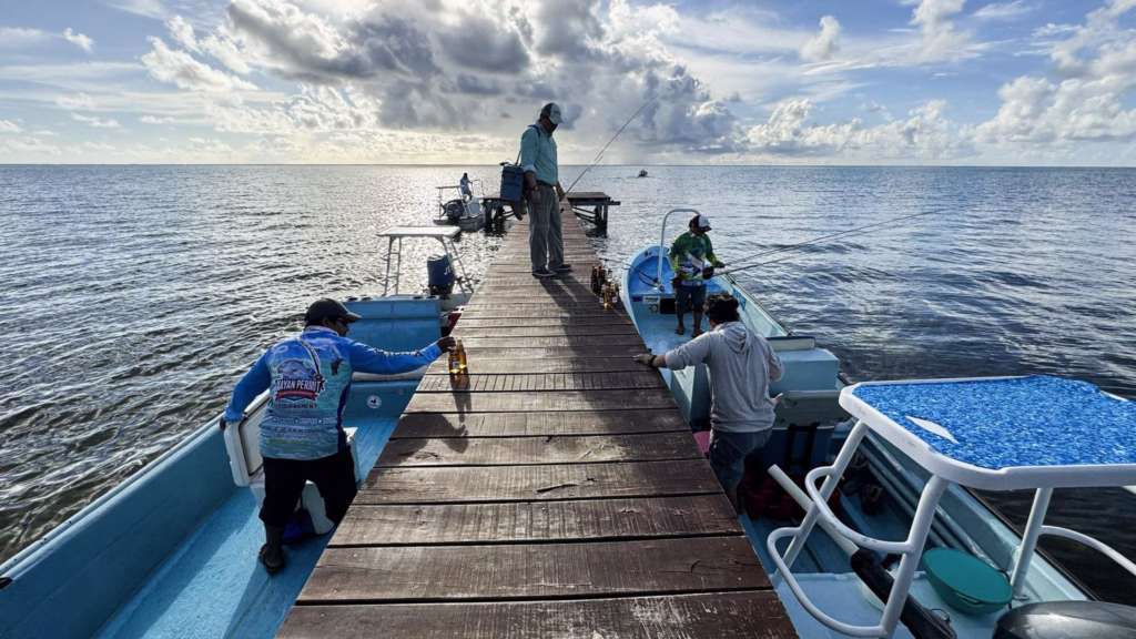 Pescadores en un muelle del sur de Quintana Roo, donde el desarrollo comunitario forma parte de la estrategia de conservación.