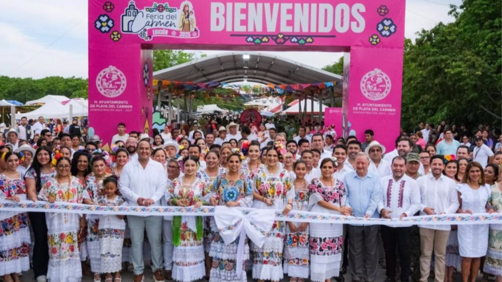 Autoridades municipales inauguran la Feria del Carmen de Playa del Carmen 2025 durante el arranque oficial de las fiestas patronales en honor a la Virgen del Carmen.