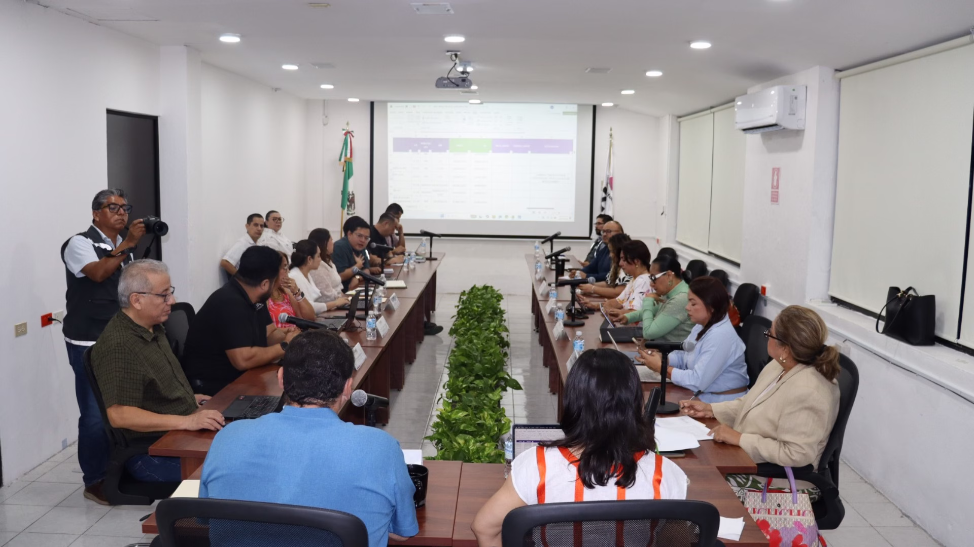 Reunión institucional entre autoridades del INE e IEQROO en Quintana Roo, en el contexto de la fiscalización electoral, procesos internos, campañas anticipadas y coordinación rumbo a las elecciones de 2027