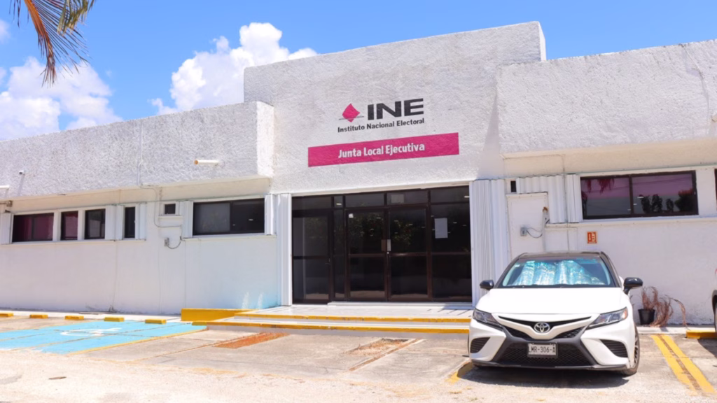 Fachada de una Junta Distrital Ejecutiva del INE en Quintana Roo, como referencia visual del despliegue territorial de la autoridad electoral rumbo a las elecciones de 2027
